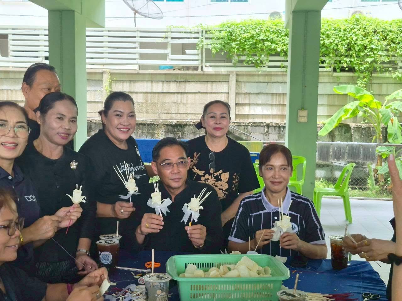 สำนักงานพัฒนาชุมชุนอำเภอสามโคก “จัดกิจกรรมประดิษฐ์ดอกไม้จันทน์พระราชทาน“